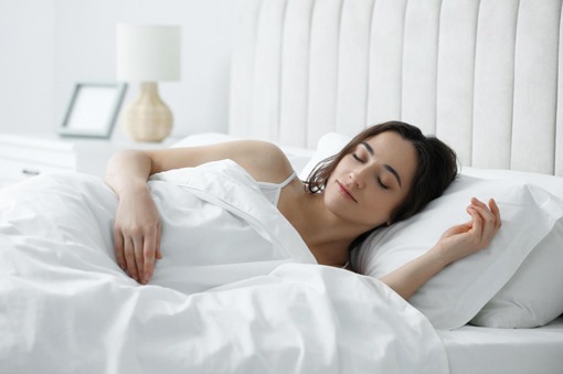 Dormire troppo fa male? Cause, sintomi e cosa succede al corpo