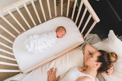 Co-sleeping: cos'è, rischi e consigli per dormire col neonato in sicurezza