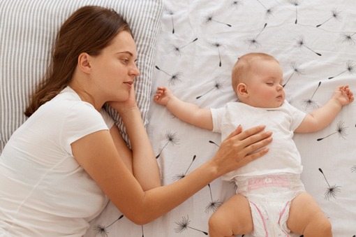 Spasmi neonati nel sonno: mioclonie e quando preoccuparsi