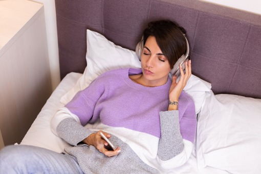 Rumore bianco per dormire: benefici e come usarlo da adulti